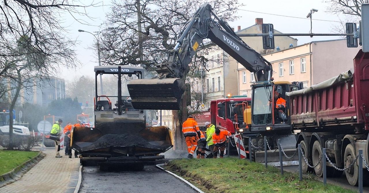 Gorzów: Leją asfalt w centrum. Powstaje ścieżka rowerowa wzdłuż ulicy Jagiełły