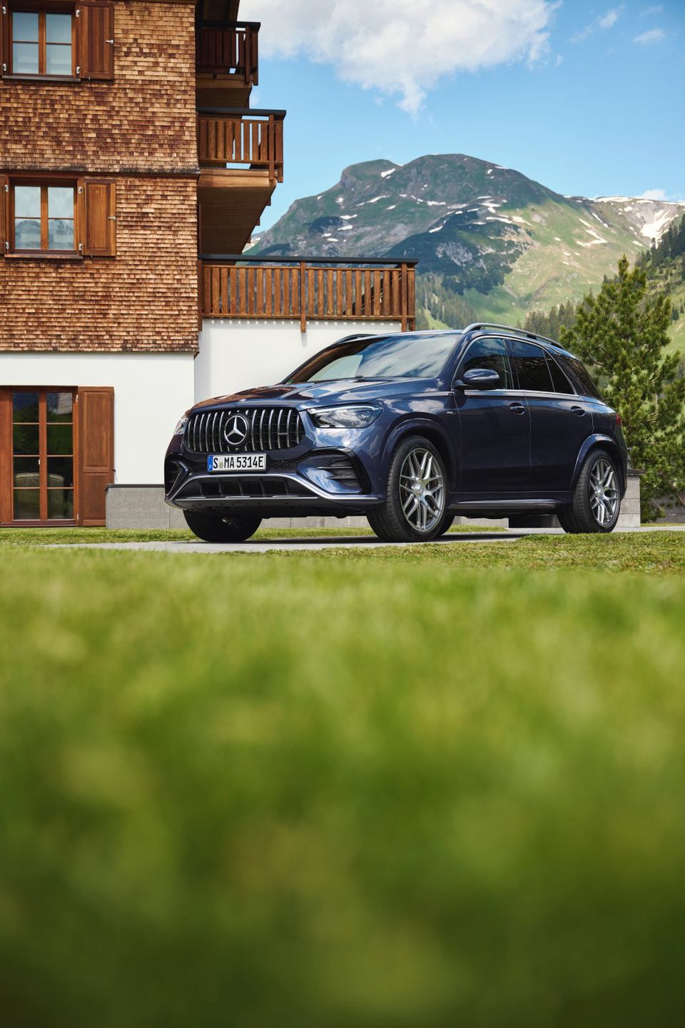 Test Drive Mercedes-AMG E 53 HYBRID & Mercedes-AMG GLE 53 HYBRID
Mercedes-Benz AG, Communications & Marketing, photo by Deniz Calagan on behalf of Mercedes-Benz AG
Mercedes-AMG; Performance and efficiency in a new combination: the Mercedes-AMG E 53 HYBRID 4MATIC+; MediaSite; Saloon; Press Releases sorted by years; 06 - 2024; PKW Mercedes AMG - AKTUELL; Mercedes-AMG Limousine - T-Modell - Coupé (2 Türen) - Cabriolet; Press Archives; Pre-Media; Hybrid; Pressemitteilungen;  Mercedes-Maybach ; W213 - Mercedes-AMG E 53 HYBRID 4MATIC+ - 2023; W213 - Mercedes-AMG E 53 HYBRID 4MATIC+ Limousine - 2023; E-Class; 2024;  Mercedes-AMG ;  smart ; Mercedes-Benz Pkw