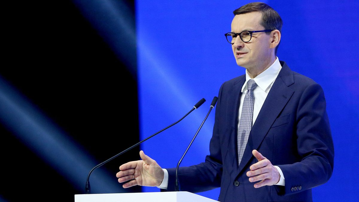 Katowice, 25.04.2022. Premier Mateusz Morawiecki podczas inauguracji XIV Europejskiego Kongresu Gospodarczego, 25 bm. w Międzynarodowym Centrum Kongresowym w Katowicach. To 14. edycja największej imprezy biznesowej Europy Środkowo-Wschodniej. (jm) PAP/Zbigniew Meissner