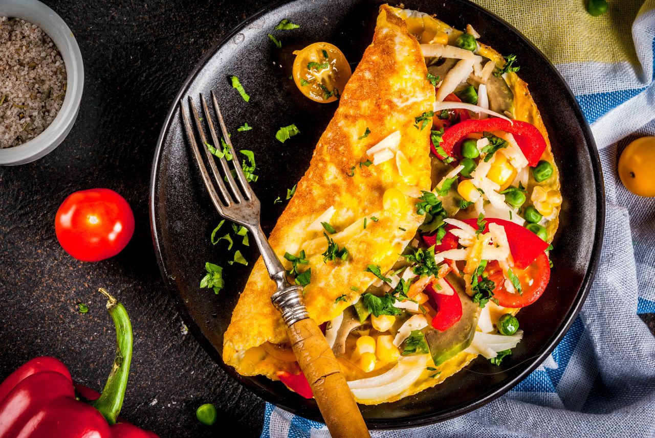Omlet wytrawny: jak zrobić dobry omlet na słono? Wypróbuj te przepisy