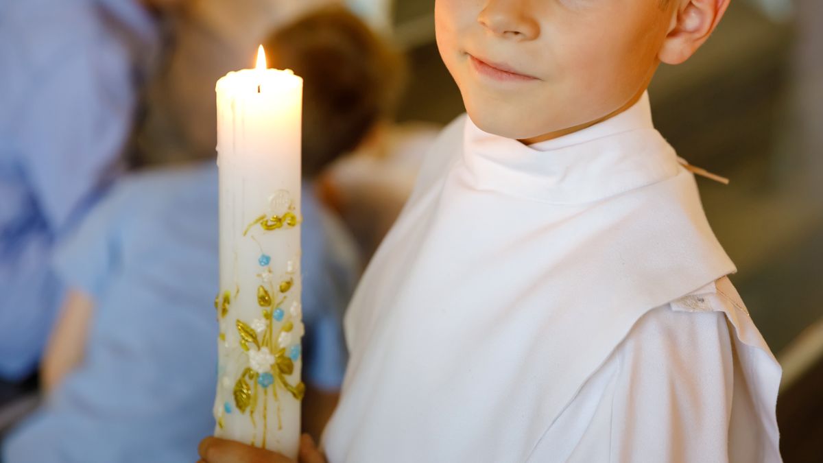 pierwsza komunia komunijny prezent komunijne upominki ile na komunię  boy receiving his n, garment