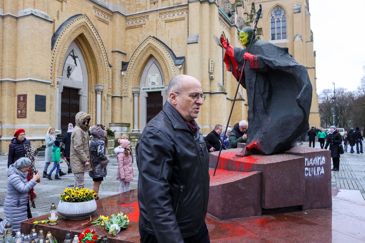 Łódź, 02.04.2023. Minister spraw zagranicznych RP Zbigniew Rau złożył kwiaty pod pomnikiem Jana Pawła II w Łodzi
