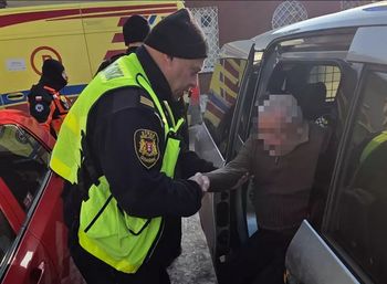 Było -10 st. C. Szedł ulicą w klapkach. Nikt nie zareagował