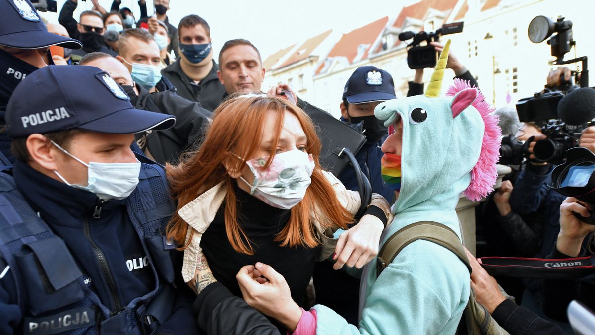 Warszawa, 25.10.2020. Policja interweniuje podczas protestu przeciwko zaostrzeniu prawa aborcyjnego.