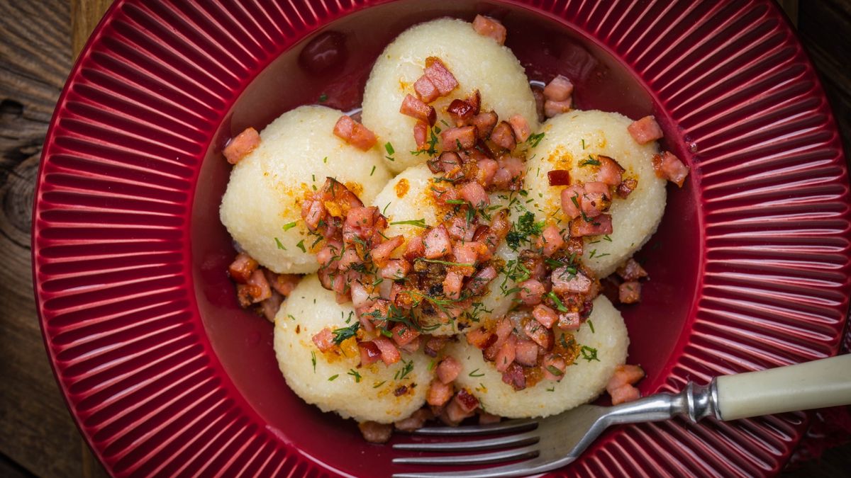 Potato dumplings with bacon.
Potato dumplings with bacon, onion and ham on a plate.
arfo
knodel, cuisine