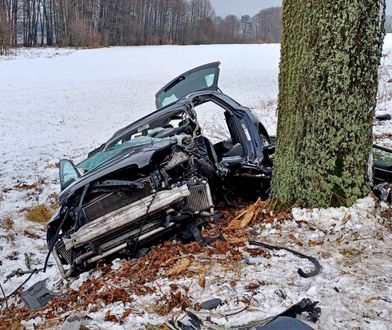 Audi roztrzaskało się na drzewie. Nie żyje 25-latka