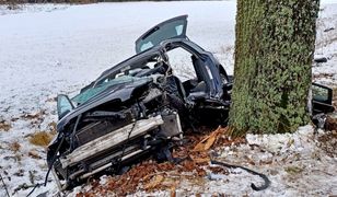 Audi roztrzaskało się na drzewie. Nie żyje 25-latka