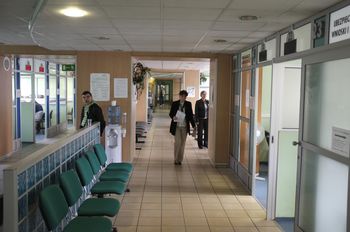Emerytury ZUS w wakacje 2025 - oto tabela brutto i netto. Czyste bezbonusowe przelewy na konta