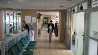 Emerytury ZUS w wakacje 2025 - oto tabela brutto i netto. Czyste bezbonusowe przelewy na konta