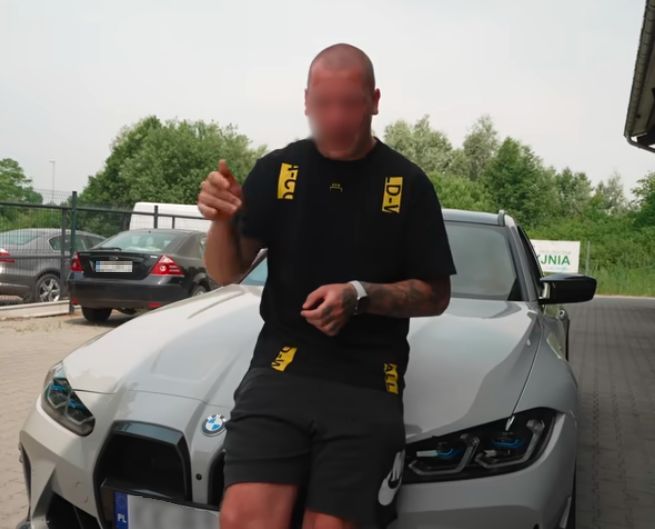 Auto Buddy zajęte pod hotelem. Chwalił się nim już dawno