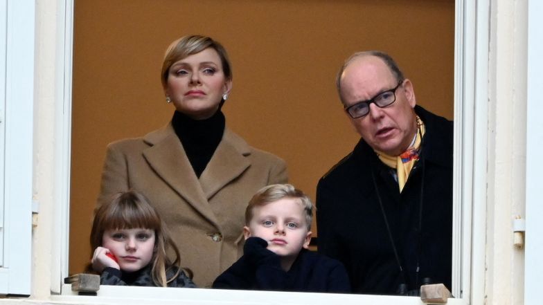 Księżna Charlene u boku rodziny spogląda na występy cyrkowców w Monako. Uciszy plotki o kryzysie w małżeństwie? (ZDJĘCIA)
