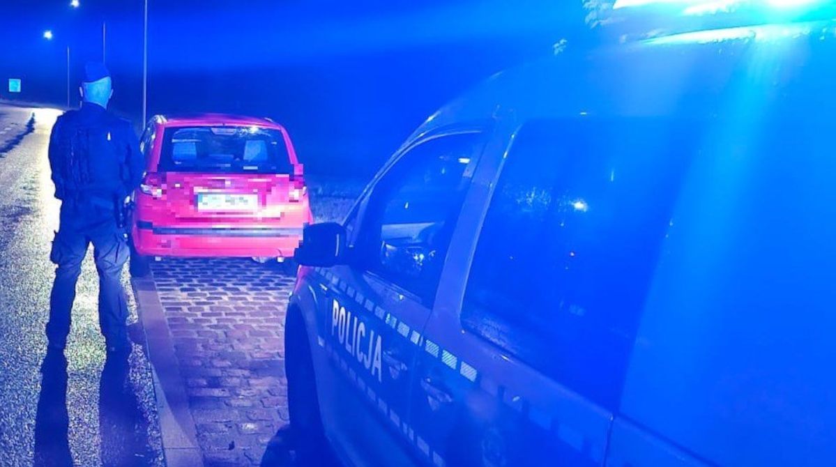 Prowadził auto mimo sądowego zakazu. Chciała go odebrać pijana znajoma