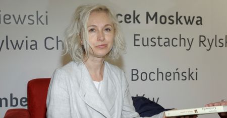"Przed męskim pusto, przed damskim kolejka". Ostry komentarz znanej pisarki