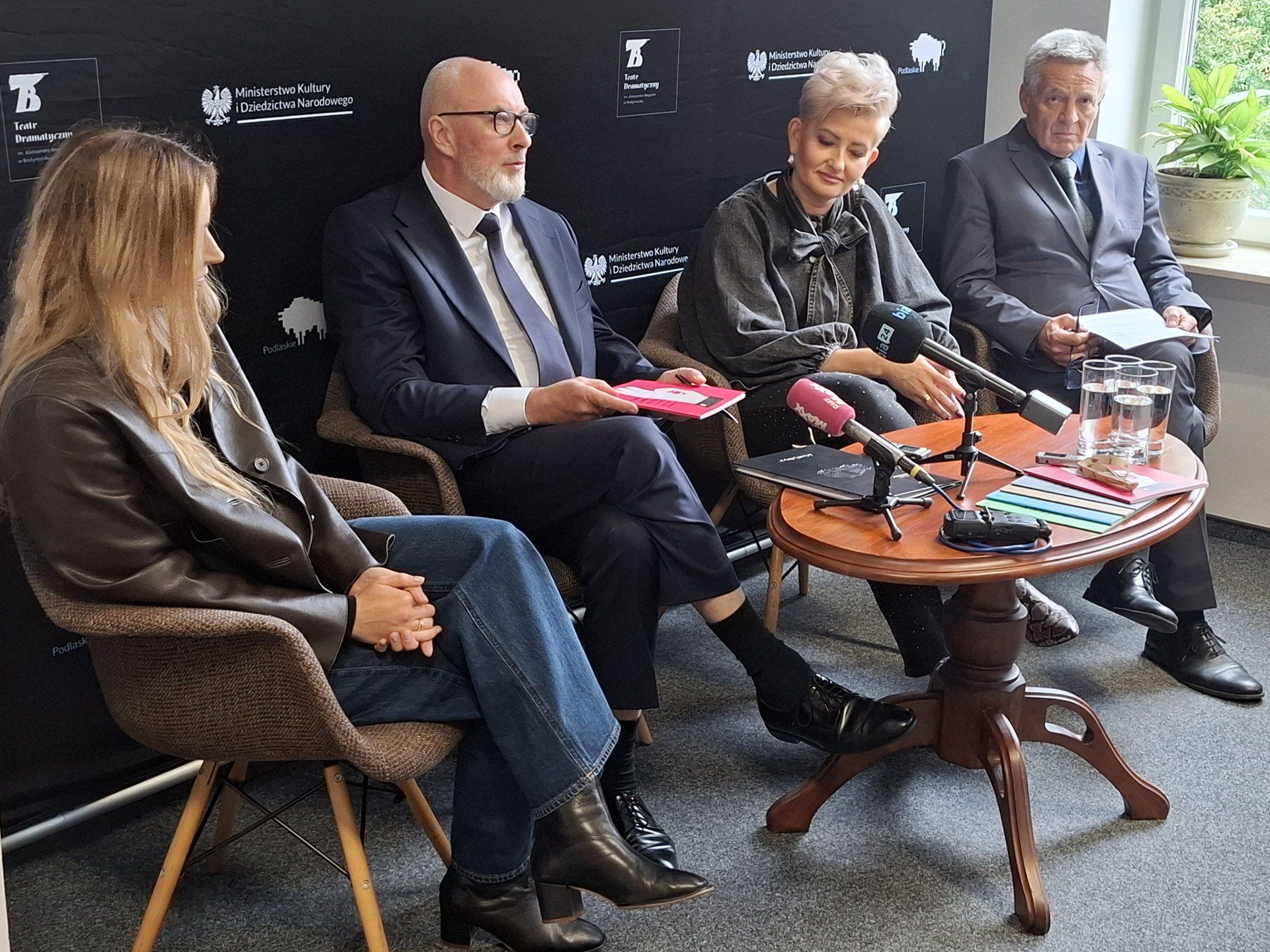 &#34;Teatr - Lubię to!&#34; to szósta odsłona bezpłatnych warsztatów dla nauczycieli, pedagogów, wychowawców i animatorów kultury. We wtorek (30.09), podczas konferencji prasowej p.o. dyrektora Teatru Dramatycznego im. A. Węgierki w Białymstoku Ireneusz Gliniecki, zastępca dyrektora Marek Tyszkiewicz, podlaska kurator oświaty Agnieszka Krokos-Janczyło oraz aktorka teatru Paula Gogol zdradzili szczegóły tegorocznej edycji projektu. 