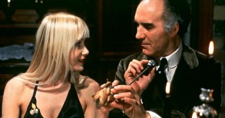 Skandalizujący film. Postanowili popełnić samobójstwo z przejedzenia