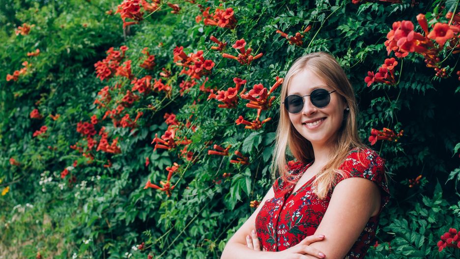 blondynka na tle kwiatów