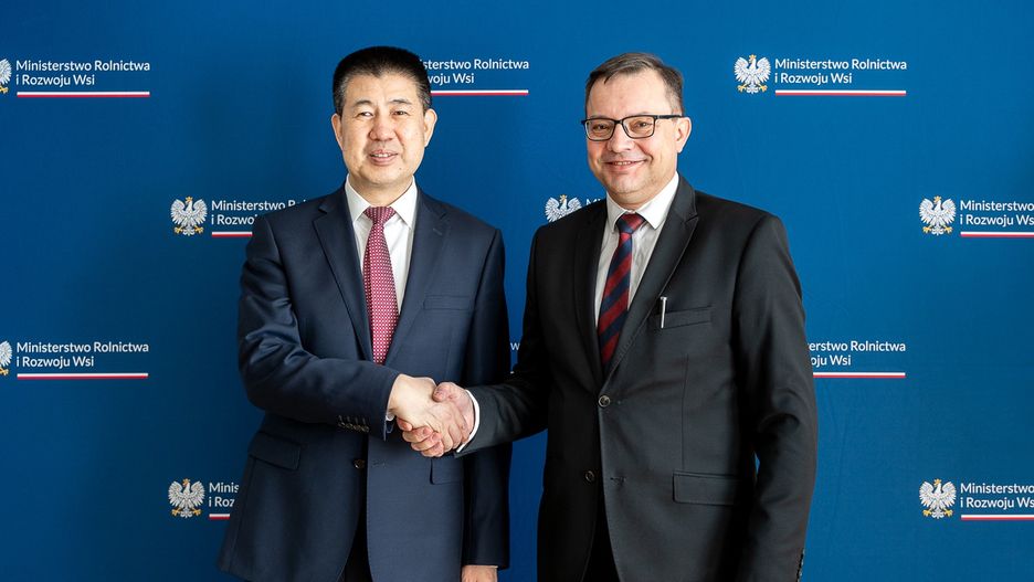 Od lewej ambasador ChRL w Polsce Sun Linjiang i Dyrektor Generalny MRiRW Bogusław Wijatyk
