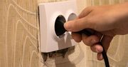 Wyciągasz wtyczki z kontaktu w czasie burzy? IMGW stawia sprawę jasno