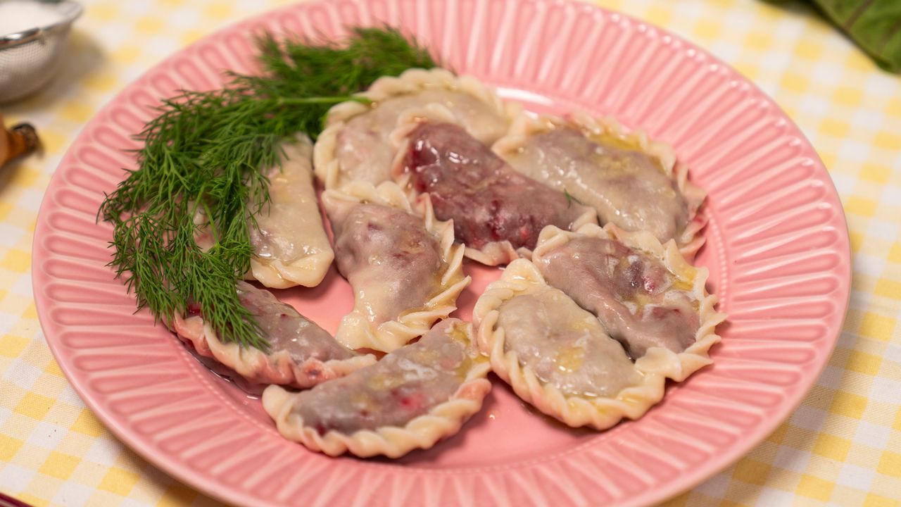 Zrób wiosenne pierogi z różowym farszem. Dodatek sera podkręci wyrazisty smak