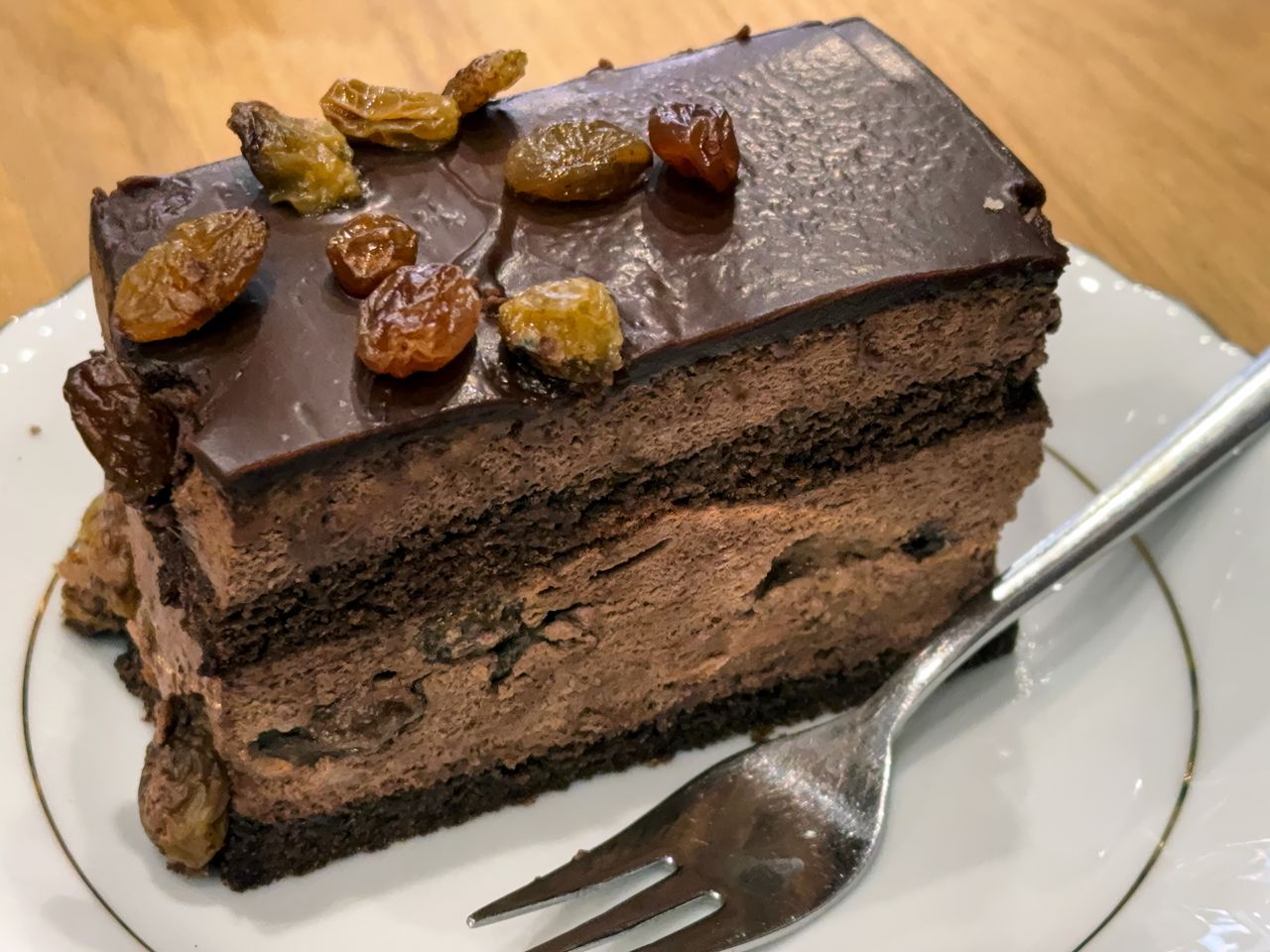 Verführerisches Rezept: Schokoladen-Rosinenkuchen mit Schuss