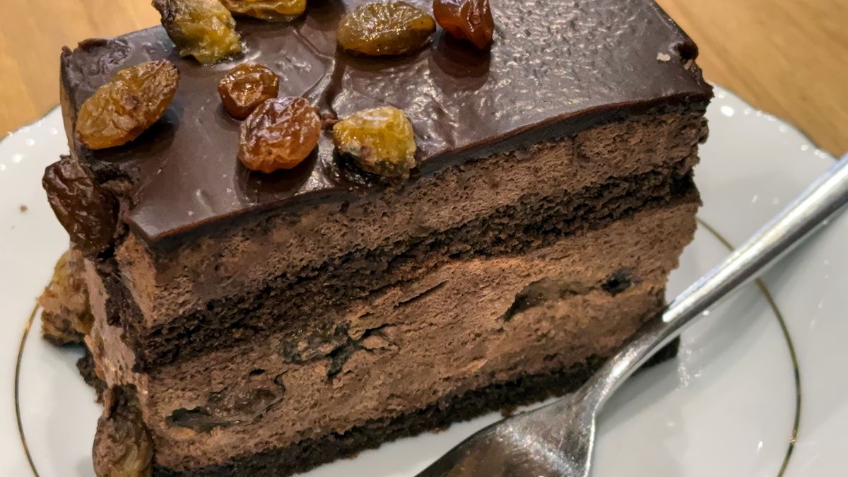 Rodzynki w kremie sprawiają, że deser jest bardziej wytworny