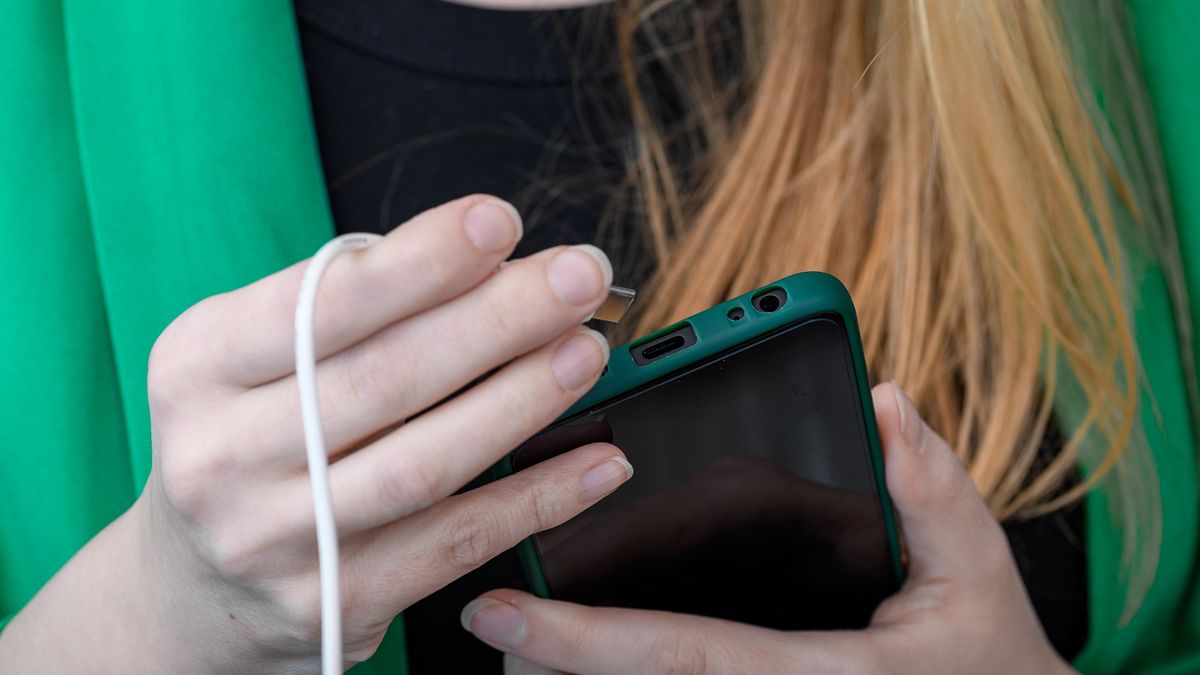 kabel, bateria, smartfon, telefon, telefon komórkowy, przewód, zawiesony, problem, moc, kontakt, z bliska, uzależniony, uzależnienie, od telefonu, usb typu c, usb c, bateria w telefonie, dziewczyna, problem z bateria, nagrzewanie, energia, powerbank, osoba