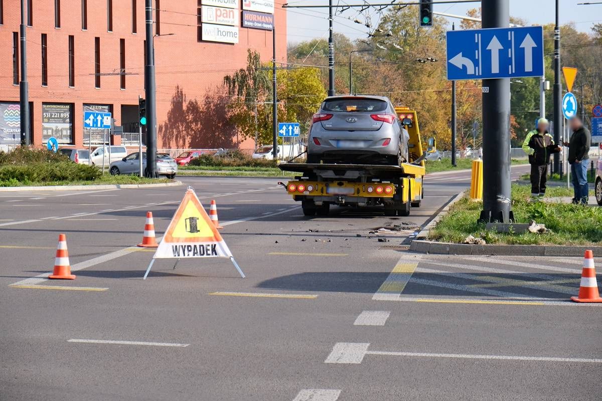 Zderzenie hyundaia z audi na rondzie Lubelskiego Lipca '80 przy Gali