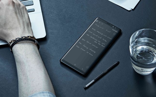 Galaxy Note8 z notatką napisaną na zablokowanym ekranie