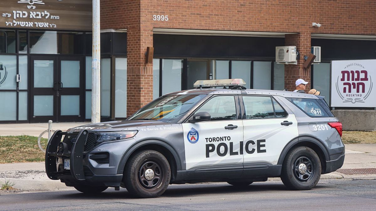 Zdj. poglądowe. Radiowóz przed szkołą żydowską w Toronto