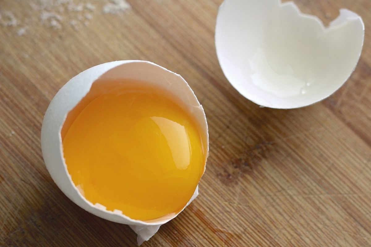 Białe nitki w jajku to chalazy
