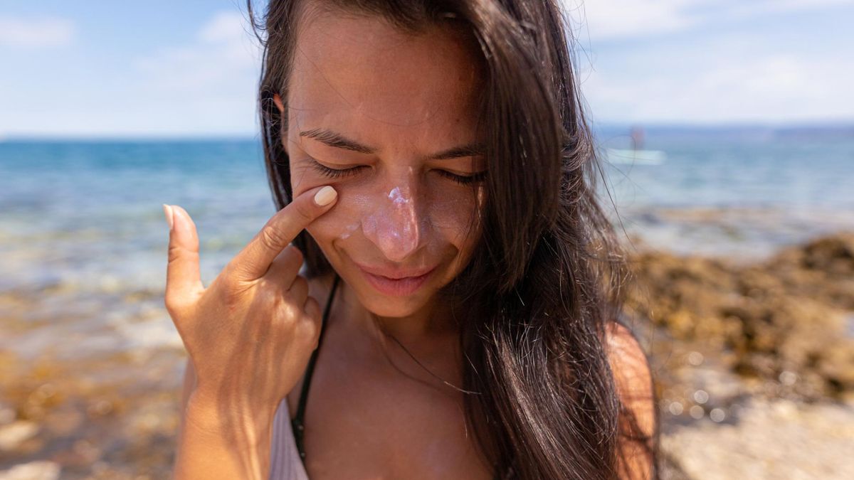 Potówki na twarzy to małe, czerwone lub białe krostki