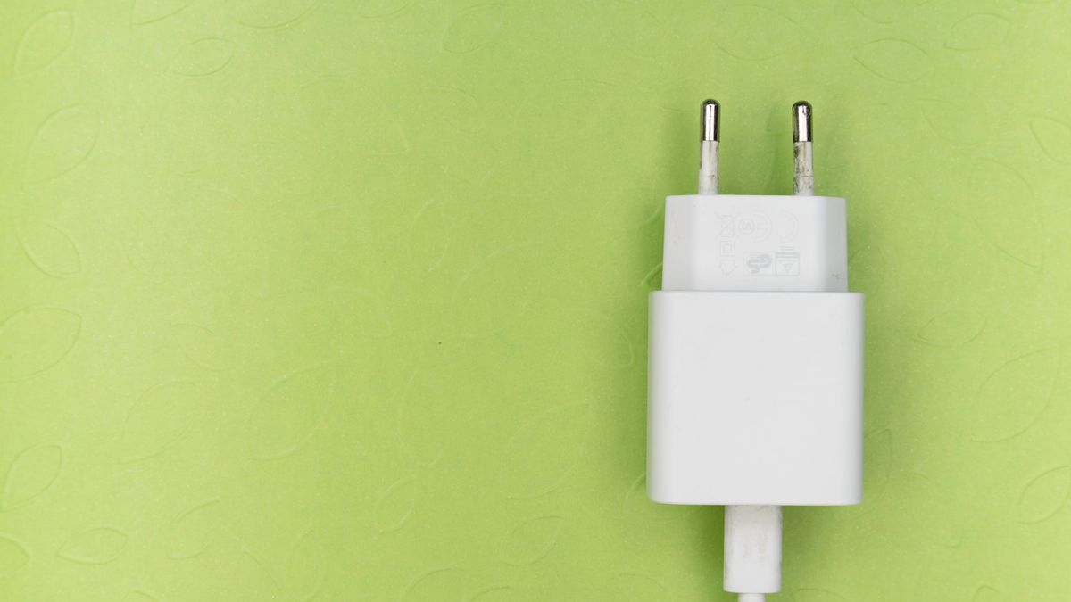 Smartfony sprzedawane bez ładowarek? Trochę na to... za późno (opinia) 1