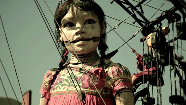 Spacer mechanicznych olbrzymów ulicami miasta [wideo] 1