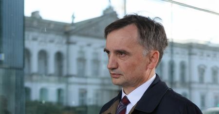 List gończy za Ziobrą. Nowe zdjęcie polityka na stronie policji