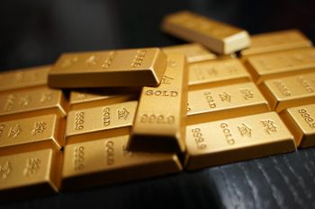 Złoto spada, ale prognozy zaskakują. Nawet 10 tys. dolarów