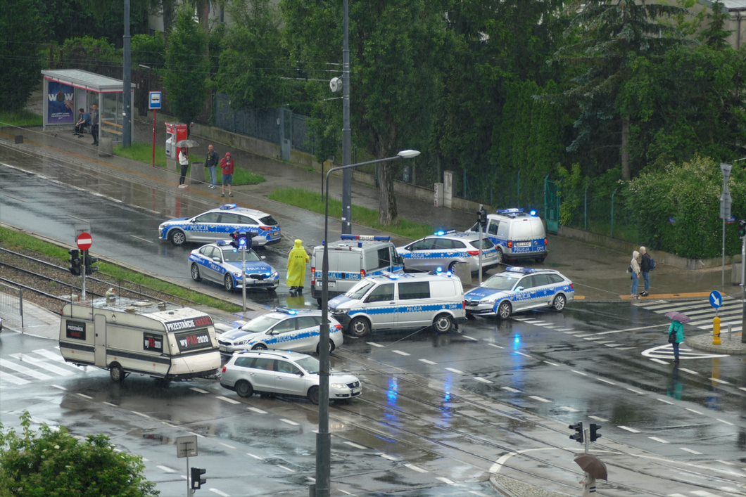 Policyjna akcja na Żoliborzu. Blokada ulic w pobliżu domu Jarosława Kaczyńskiego