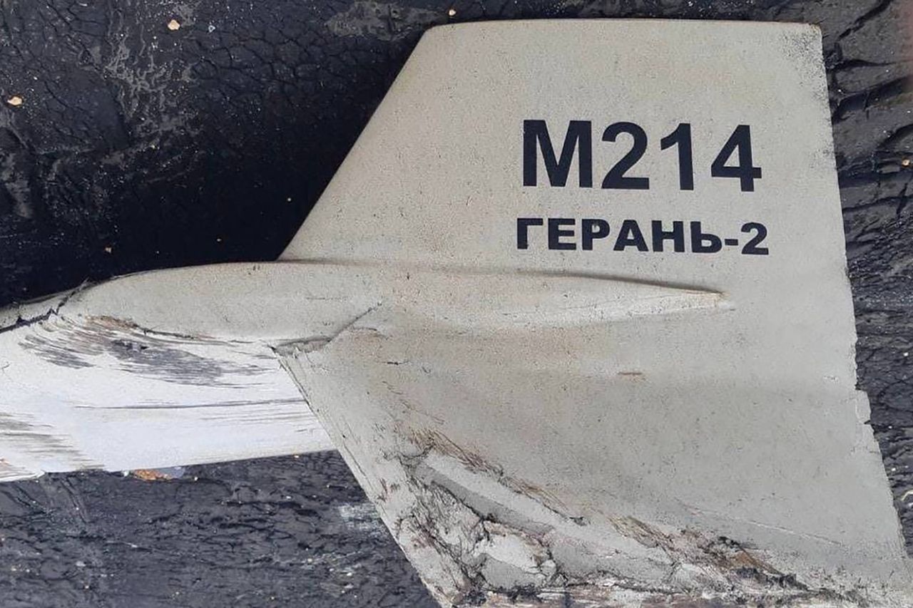 Szczątki irańskiego drona Shahed-136 zestrzelonego nad terytorium Ukrainy. Czujniki akustyczne mogą pomóc w likwidowaniu takich bezzałogowców nad Kijowem