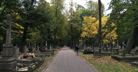 Wyszków. Przerażające znalezisko na cmentarzu. Trzeba było wzywać saperów