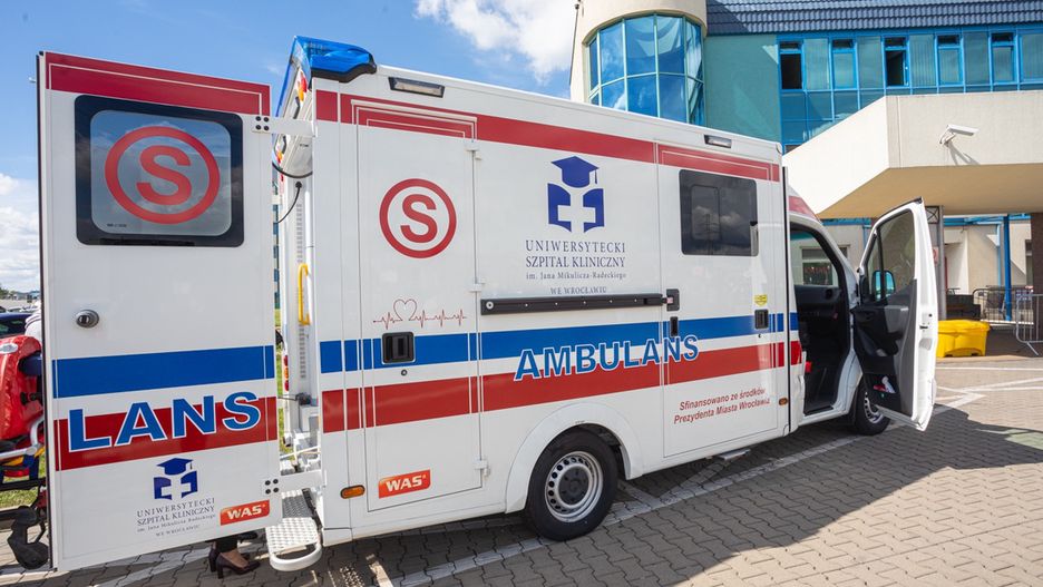 Wrocław. 87-latka czekała 8 godzin w karetce. NFZ wszczął kontrolę