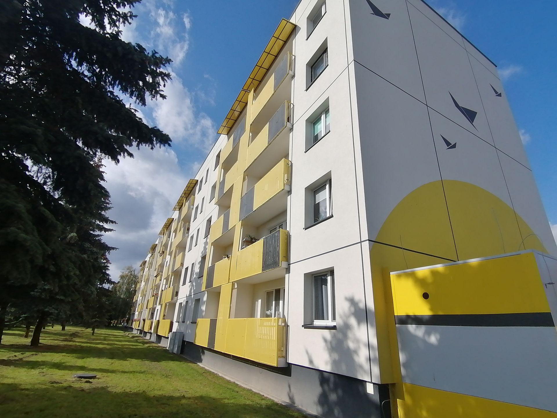 Blok przy ul. Bogusza w Zwoleniu po "darmomodernizacji"