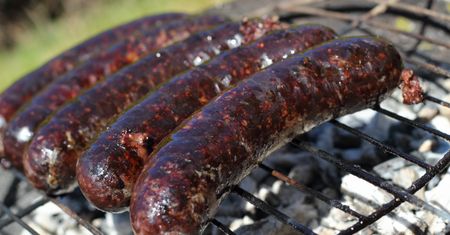 Mało kto zwraca uwagę. Przez to niedopatrzenie kaszanka popęka na grillu