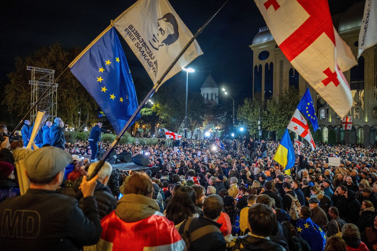 Na zdj. protestujący w Tbilisi po wyborach parlamentarnych, które wygrało Gruzińskie Marzenie