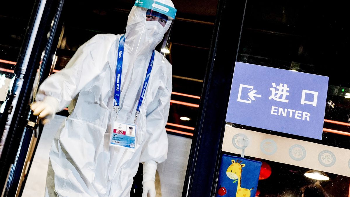 epa09725360 Staff wearing protective gear at a hotel entrance prior to the Beijing 2022 Olympic Winter Games in Zhangjiakou, China, 03 February 2022. Zhangjiakou is the co-host city of the Beijing 2022 Winter Olympics which is scheduled to start on 04 February 2022.  EPA/FILIP SINGER Dostawca: PAP/EPA.
