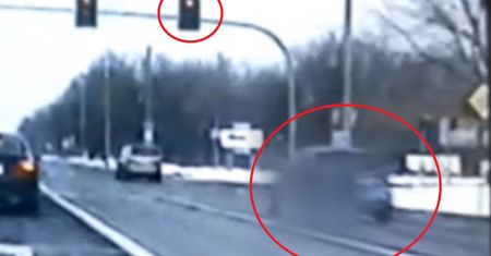 Instruktor nauki jazy pozwolił kursantowi przejechać na czerwonym. Wszystko na oczach policjantów