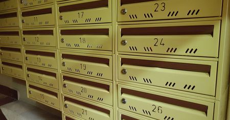 Widzisz "R" na skrzynce? Ta naklejka skrywa ważną informację