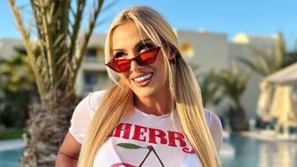 Eliza Trybała wygina się w kusym wdzianku z wisienkami. Internautka: "GWIAZDA PORNO CZY JAK?". Celebrytka szybko odpowiedziała