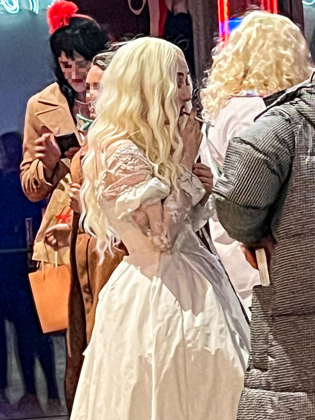 Luna na imprezie halloweenowej