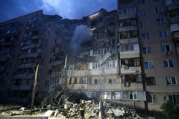 Zmasowany atak na Kijów. Bomby spadły na budynki mieszkalne