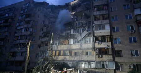 Zmasowany atak na Kijów. Bomby spadły na budynki mieszkalne