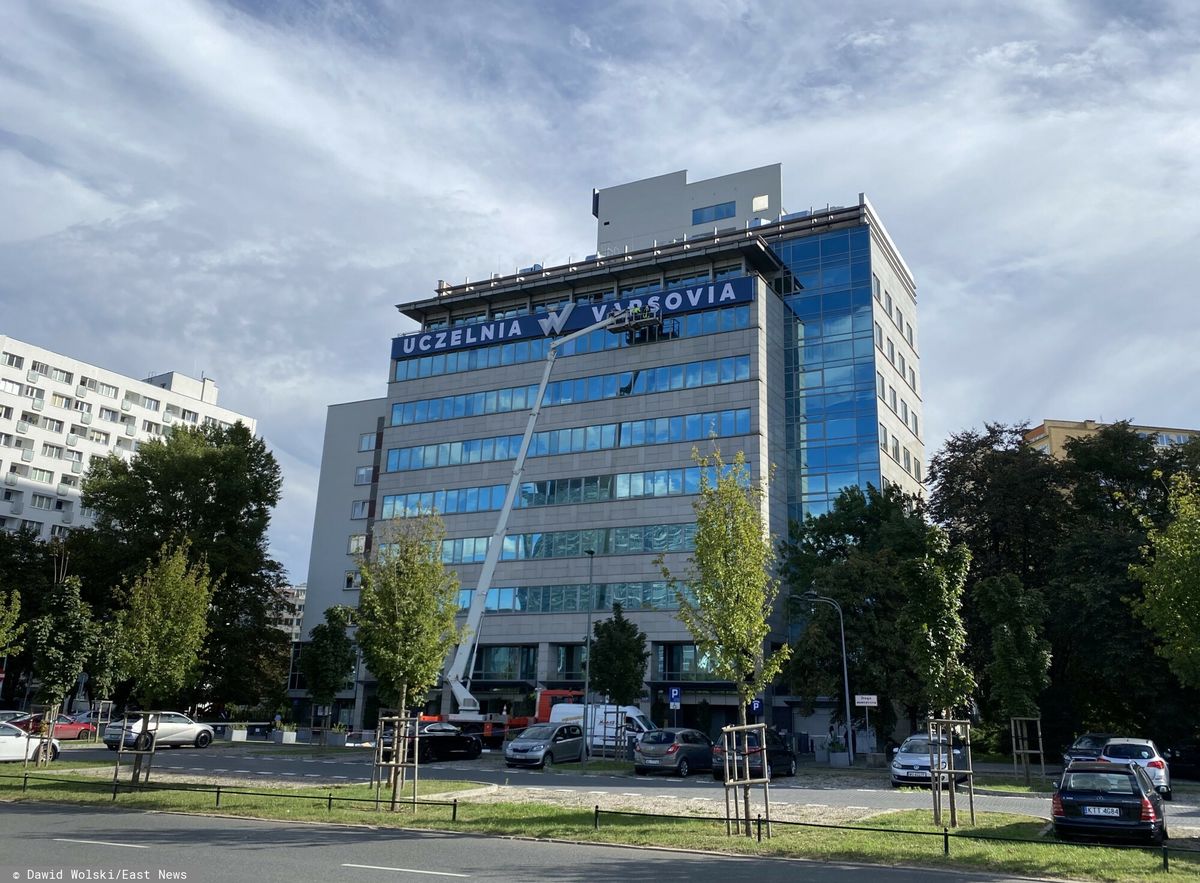 Zmiana logo na budynku Collegium Humanum
